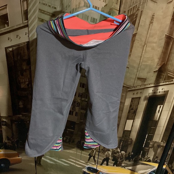 EUC woman’s size 2 reversible Ivivva by Lululemon capris - Picture 2 of 7